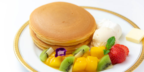 この夏の ホットケーキ 季節のフルーツ添え は マンゴー キウィ 丸福珈琲店公式ブログ